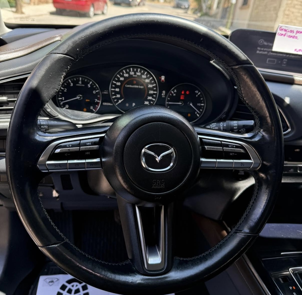 Volante y tablero Mazda después del servicio
