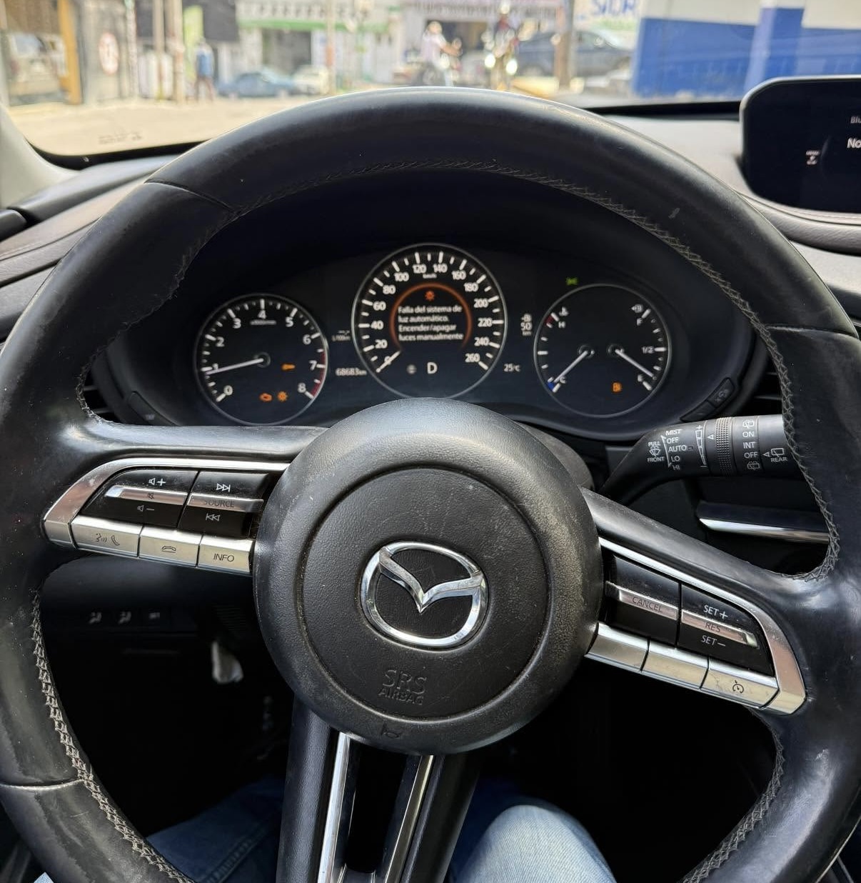 Volante y tablero Mazda antes del servicio