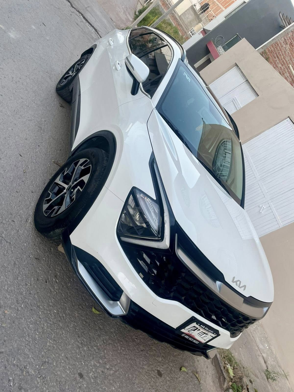 Vehículo blanco con acabado premium