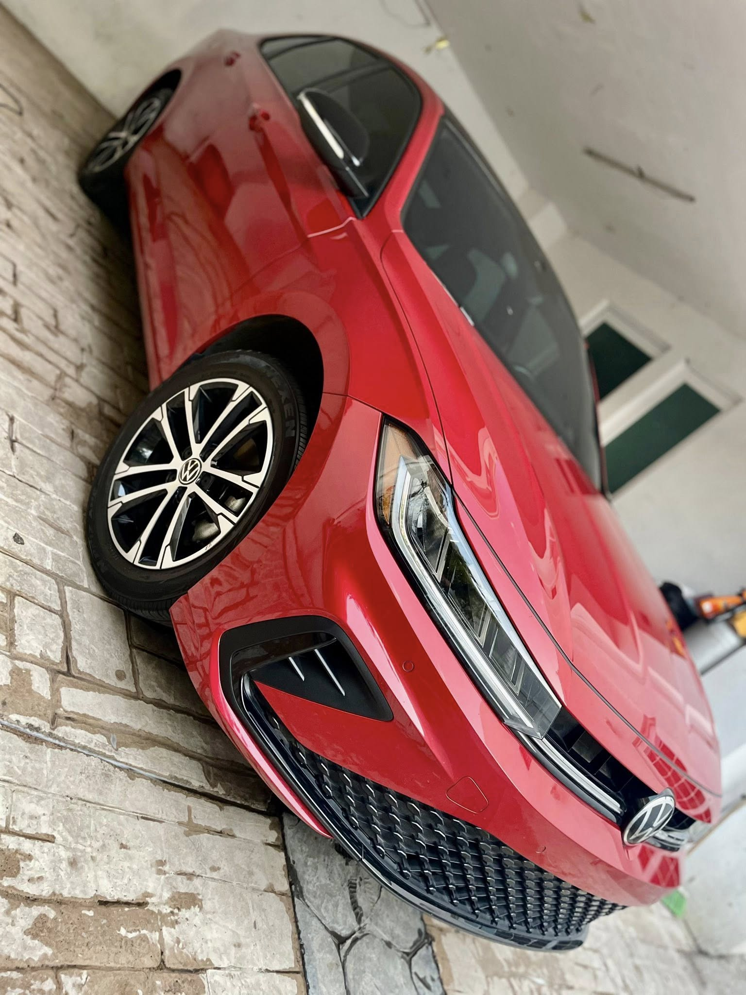 Volkswagen rojo con acabado brillante