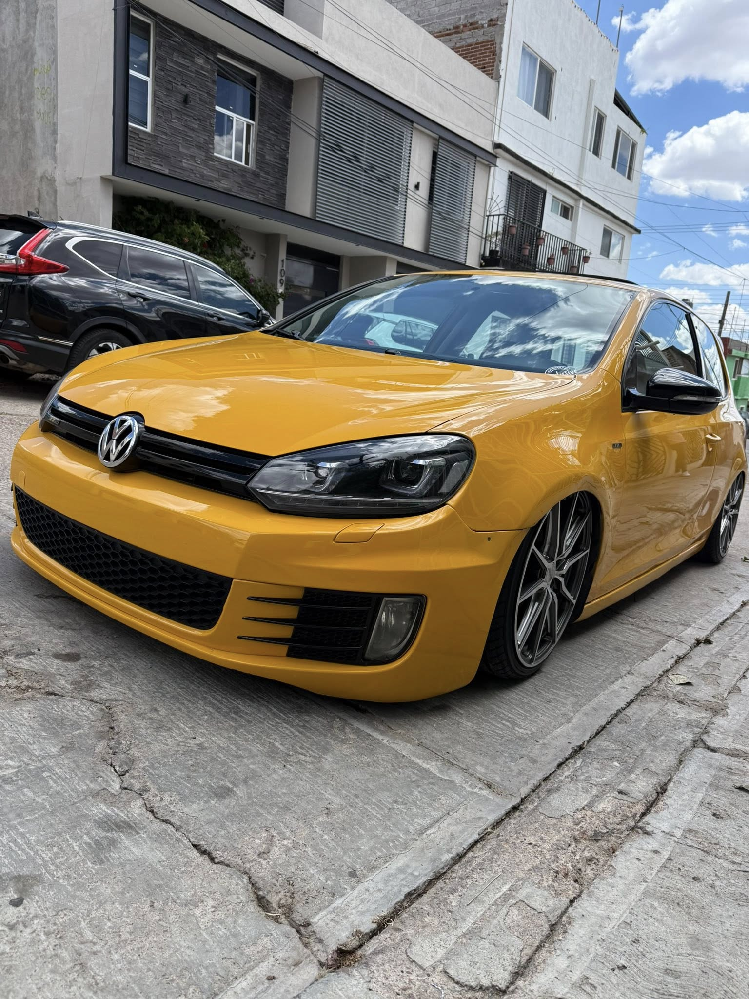Volkswagen amarillo con detallado exterior